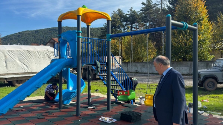  BELDEMİZDE BULUNAN PARKLARIMIZA KAUÇUKLARINI YERLEŞTİRDİK