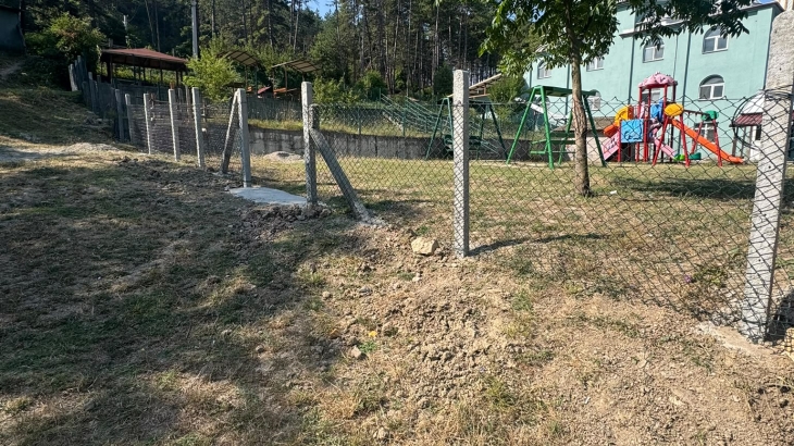 ATATÜRK MAHALLESİ PARKIMIZI BETON DİREK VE TELLE ÇEVİRDİK